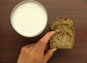 Wie Milch sieht die Fettemulsion der Ernährungsforscher aus, die sie in einem Omega-3-Fettsäure-Vollkornbrot verbacken haben.