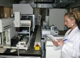 Screening nach optimierten mikrobiellen Stämmen zur Produktion von funktionellen Kohlenhydraten. In der Anlage der Brain AG können mehr als 700 verschiedene Kultivierungsexperimente parallel durchgeführt werden.