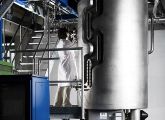 In  der industriellen Produktion werden die nützlichen Bakterien in großen Fermentern gezüchtet. In den Stahlkesseln laufen auch die biotechnologischen Prozesse ab.