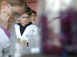 Die Begeisterung für Wissenschaft kann nicht früh genug geweckt werden, wie hier im Kinderlabor der TU Dresden.