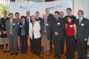 GO-Bio Preisträger mit Bundesforschungsministerin Schavan und zwei Mitgliedern der Jury (v.l.): Dorothea Siegel-Axel, Erich Wanker, Michael Weyand, Özlem Türeci (Vertretung für Ugur Sahin), Roland Jahn, Annette Schavan (Ministerin), Jan-Michael Heinrich, Joe Lewis, Christian Stein (Jury), Michael Boutros, Harald Labischinski (Jury), Dirk Bumann, Raquel Martin, Igor Tetko (es fehlt Preisträger Carsten Mehring)