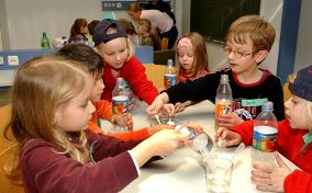 Schon vor der Schule lassen sich Kinder für Naturwissenschaften begeistern.