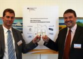 Matthias Stein-Gerlach und Jörn Erselius von Max-Planck-Innovation GmbH koordinieren das prämierte DDC.