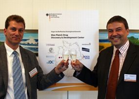 Matthias Stein-Gerlach und Jörn Erselius von Max-Planck-Innovation GmbH koordinieren das prämierte DDC.