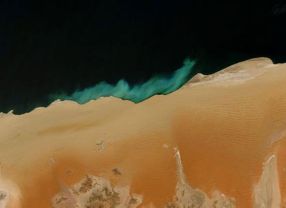 Verfärbtes Oberflächenwasser vor Namibia, das durch die Freisetzung giftigen Schwefelwasserstoffs aus dem Meeresboden entsteht. Satelliten erfassen möglicherweise nur einen Teil dieser natürlich auftretenden Ereignisse, da die von Torben Stührmann entdeckten Bakterien das Sulfid verbrauchen, ehe es die Wasseroberfläche erreicht.