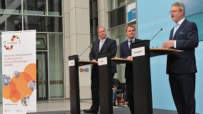 Bundesgesundheitsminister Daniel Bahr, der Parlamentarische Staatssekretär im Bundesforschungsministerium Helge Braun (li.) und Christoph Nachtigäller, Vorsitzender der ACHSE e. V., bei der Vorstellung des Nationalen Aktionsplans.