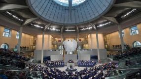 Blick in den Parlamentssaal des Reichstages bei einer Bundestagssitzung im November 2013. Bundeskanzlerin Merkel gibt am Rednerpult in der Bildmitte eine Regierungserklärung ab.