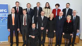 Leibniz-Preisträger 2013 mit Bundesministerin Johanna Wanka (4. v.r. vorne), DFG-Präsident Peter Strohschneider (3. v.r.) Ministerin Sabine Kunst (Brandenburg) (2. v.r.)