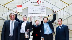 Die Science 4 Life Schirmherren Jochen Maas und Florian Rentsch (links und rechts außen) mit dem Gewinnerteam aus München: (2. v. l.) Ludwig Felber, Romina Wiedmann und Andreas Benesic.