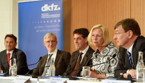 l. n. r: Andreas Trumpp, Christof von Kalle, Stefan Pfister, Bundesministerin Johanna Wanka und DKFZ-Vorstand Otmar Wiestler bei der Pressekonferenz anlässlich des DKFZ-Jubiläums in Berlin