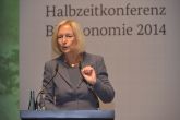 Bundesforschungsministerin Johanna Wanka zeigte sich auf der Halbzeitkonferenz überzeugt davon, dass ein Wandel in Richtung biobasierte Wirtschaft notwendig ist.