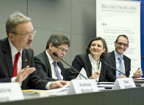 Auf der Pressekonferenz standen Christine Lang (nicht im Bild), Andreas Mietzsch (links), Peter Heinrich und Viola Bronsema den Journalisten Rede und Antwort. Pablo Serrano (rechts) moderierte die Veranstaltung.