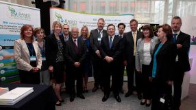 EU-Kommissions-Präsident Manuel Barroso (6.v.r.) mit Industrievertretern des "Biobased Industries"-Konsortiums.