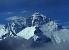 Die Nordflanke des Mount-Everest, vom Rongbuk-Kloster aus gesehen. Auf seinem Gipfel ist die Luft für untrainierte Menschen zu dünn zum Atmen. 