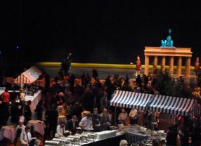 Mehr als 3.000 Experten der Chemischen Verfahrenstechnik und der angewandten Biotechnologie kamen im Internationalen Congress Centrum Berlin zusammen. Hier der Abendempfang mit einer Miniatur des Brandenburger Tors. 