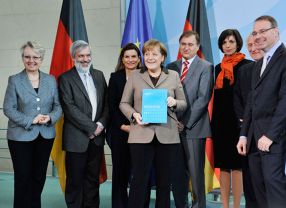 Die Expertenkommission für Forschung und Innovation in Deutschland (EFI) übergibt ihr viertes Gutachten an Bundeskanzlerin Angela Merkel (Mitte) und Bundesforschungsministerin Annette Schavan (1.v.links).