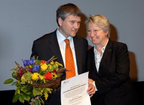 Dr. Annette Schavan, Bundesministerin für Bildung und Forschung, zeichnet Dr. Klaus Eichenberg, Geschäftsführer der BioRegio STERN, für das REGiNA-Konzept in Berlin aus.