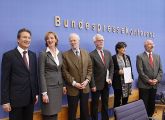 Ethikrat-Mitglieder Wolfgang Huber, Christiane Woopen, Edzard Schmidt-Jortzig, Wolf-Michael Catenhusen, Ulrike Riedel und Jochen Taupitz bei der Präsentation der Stellungnahme (v. l.) 