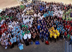 Das offizielle iGEM-Gruppenbild aus der Vogelperspektive vereint alle 47 teilnehmenden Studentengruppen.