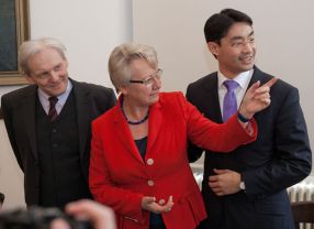 Gaben in Berlin den Startschuss für neue Wege in der Gesundheitsforschung: Bundesforschungsministerin Annette Schavan (Mitte), Bundesgesundheitsminister Philipp Rösler (re) und Charité-Vorstandsvorsitzender Karl-Max Einhäupl(li) (