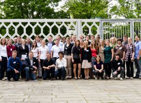 Studenten aus den elf deutschen Hochschul-Teams des Wettbewerbs zur Synthetischen Biologie iGEM 2012 bei einem Treffen anlässlich einer Fachkonferenz im Juni Berlin.