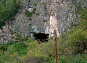 Die Denisova-Höhle liegt im südsibirischen Altai-Gebirge. Hier fand sich 2008 ein winziger Fingerknochen. Er gehörte einer neuen Urmenschenform.