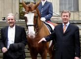 HZI-Arbeitsgruppenleiter Helmut Blöcker und der niedersächsische Ministerpräsident Christian Wulff mit Pferd in Berlin. Die Landesregierung unterstützte das Projekt mit 1,5 Millionen Euro.