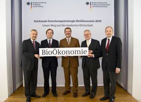 Wollen die Bioökonomie vorantreiben: Reinhard Hüttl, Thomas Rachel, Robert Kloos, Holger Zinke, Helmut Born (v.l.)