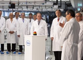 Hoher Besuch in Penzberg: Für die Einweihung waren Roche-Chef Severin Schwan (Mitte, rechts) und der bayerische Staatsminister Wolfgang Heubisch (Mitte, links) eigens nach Penzberg gereist.