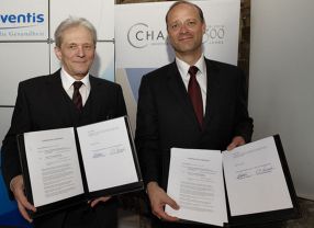 Der Vorstandsvorsitzende der Universitätsklinik Charité Karl Max Einhäupl und der CEO von Sanofi-Aventis, Christopher Viehbacher, nach dem Unterzeichnen des Vertrags im historischen Virchow-Hörsaal in Berlin.