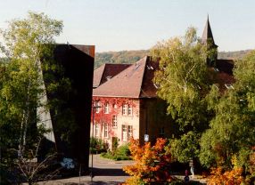 Das neue Helmholtz-Institut für pharmazeutische Forschung ist auf dem Campus der Universität des Saarlandes angesiedelt - Präsidialgebäude mit Richard Serras Stahlskulptur "Torque".