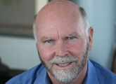 Der Genetik-Unternehmer Craig Venter verkündete am 26. Juni 2000 zusammen mit seinem Rivalen Francis Collins die Entschlüsselung des menschlichen Genoms.