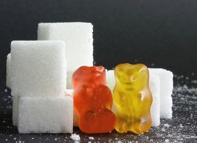 Eine süße Verführung: Mit Nahrungsmitteln, die dank aktiver Ingredienzen die Zuckeraufnahme hemmen, wäre die Gefahr von Diabetes nicht mehr so groß.