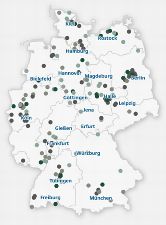 Geografische Verteilung der Unternehmen, die im Bereich Bioökonomie tätig sind. Dazu zählen Unternehmen mit Tätigkeitsschwerpunkt industrielle Biotechnologie (dedizierte: dunkelgrau; biotechnologisch aktive: hellgrau) und Unternehmen mit Tätigkeitsschwerpunkt Agrobiotechnologie (dedizierte: dunkelgrün, biotechnologisch aktive: hellgrün).