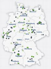 Geografische Verteilung der Unternehmen, die im Bereich Bioökonomie tätig sind. Dazu zählen Unternehmen mit Tätigkeitsschwerpunkt industrielle Biotechnologie (dedizierte: dunkelgrau; biotechnologisch aktive: hellgrau) und Unternehmen mit Tätigkeitsschwerpunkt Agrobiotechnologie (dedizierte: dunkelgrün, biotechnologisch aktive: hellgrün).