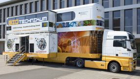 Die mobile Erlebniswelt BIOTechnikum ist bundesweit auf Tour. Voll aufgeplustert bietet das Mobil Biotechnologie zum Anfassen auf 100 Quadratmetern Fläche.