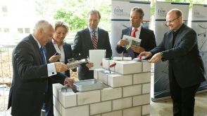 In Bonn wurde der Grundstein für den DZNE-Neubau gelegt. U.a. mit dabei: v. l. n. r.: Pierluigi Nicotera, Vorstandsvorsitzender des DZNE, Svenja Schulze, NRW-Wissenschaftsministerin 