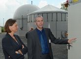 Jan Liebetrau und Bundesministerin Ilse Aigner beim Rundgang über das Gelände der Forschungsbiogasanlage. 