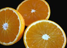 The white insides of orange peel, also known as citrus albedo, was previously considered an unusable waste material. Researchers in German Westphalia now want to use the substance in the production of a clouding agent for beverages.