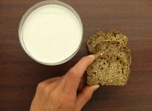 The milk-like fat emulsion from the Jena nutrition researchers is baked into omega-3 whole-grain bread.