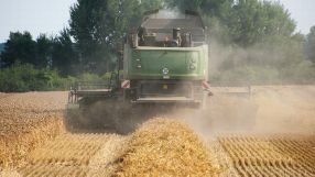 Moderne Landmaschinen können heute mehr als nur Getreide ernten: GPS-gesteuert fahren sie den Acker genau ab und sammeln jede Menge weiterer Daten.