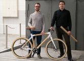 Die Entwickler vor dem Designfahrrad nemus: Curt Beck und sein Geschäftspartner Robert Taranczewski 