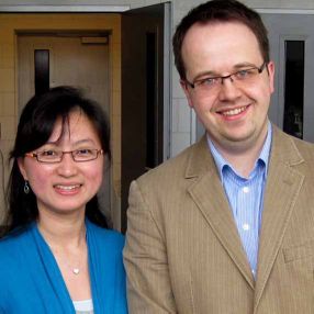 Biotechnologin Kang Lan Tee und Alexander Schenk, Doktor für Mikrobiologie an der Jacobs University Bremen